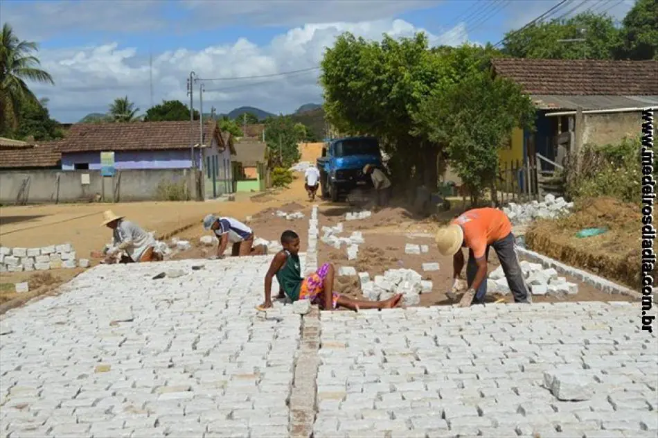 Itanhém - Rua Caetés, no distrito de Ibirajá, está sendo pavimentada.   