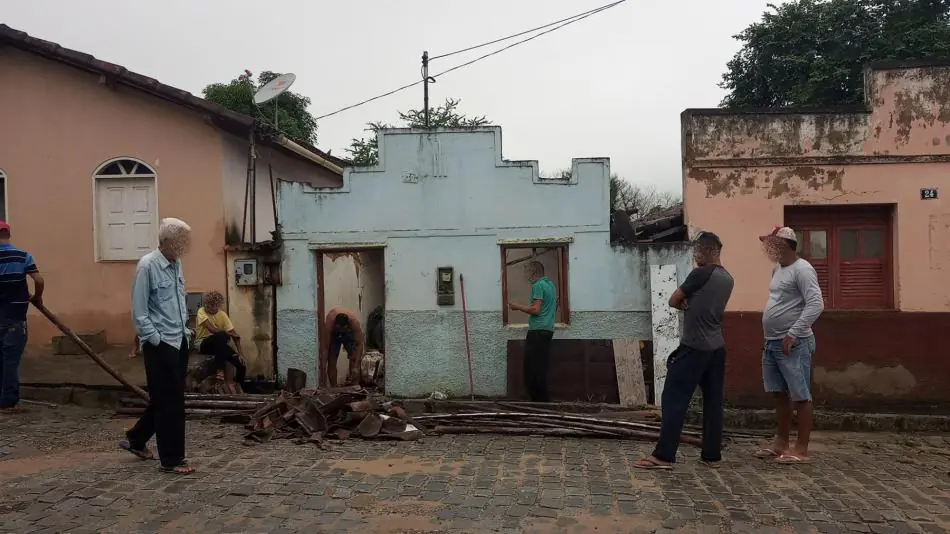 Duas casas desabam no bairro São Bernardo em decorrência das fortes chuvas em Medeiros Neto