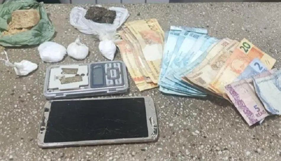 Dupla é presa pela PM com drogas e dinheiro após denúncia anônima em Ibirapuã