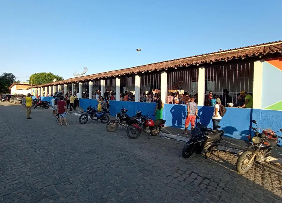 Eleitorado de Medeiros Neto enfrenta aglomerações e longa espera em filas