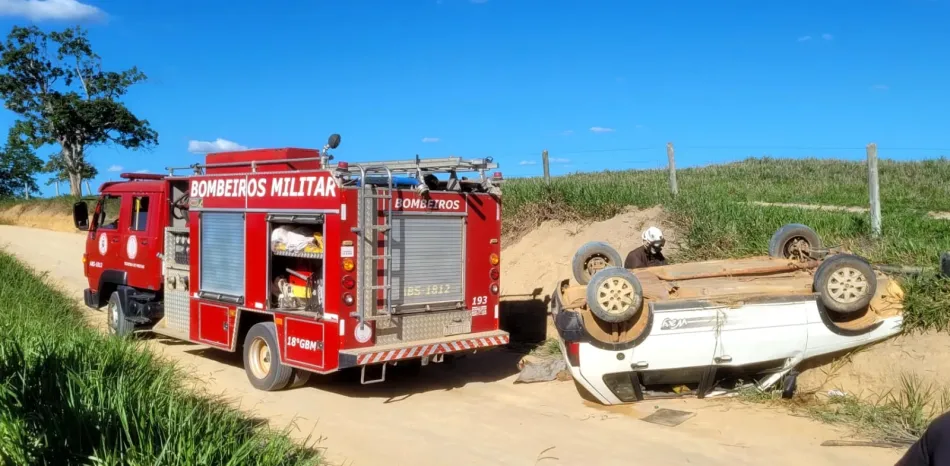 Esposa morre e marido fica ferido em capotamento na estrada de Itupeva a Umburatiba