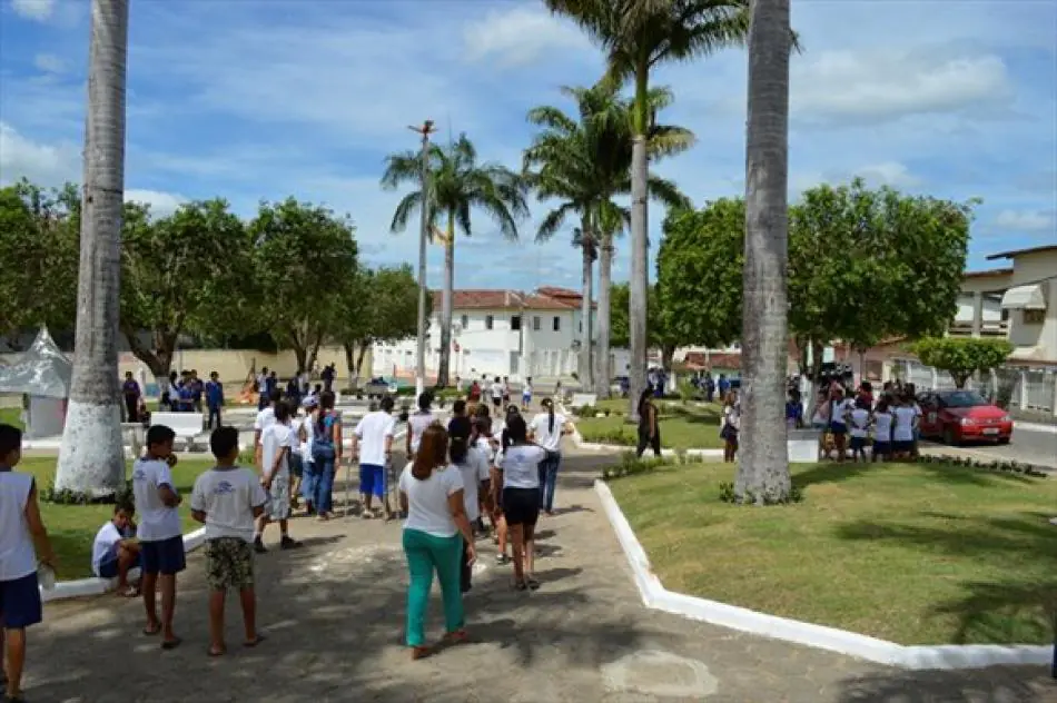 Prefeitura de Itanhém, realiza obras de recuperação da Praça da Matriz.
