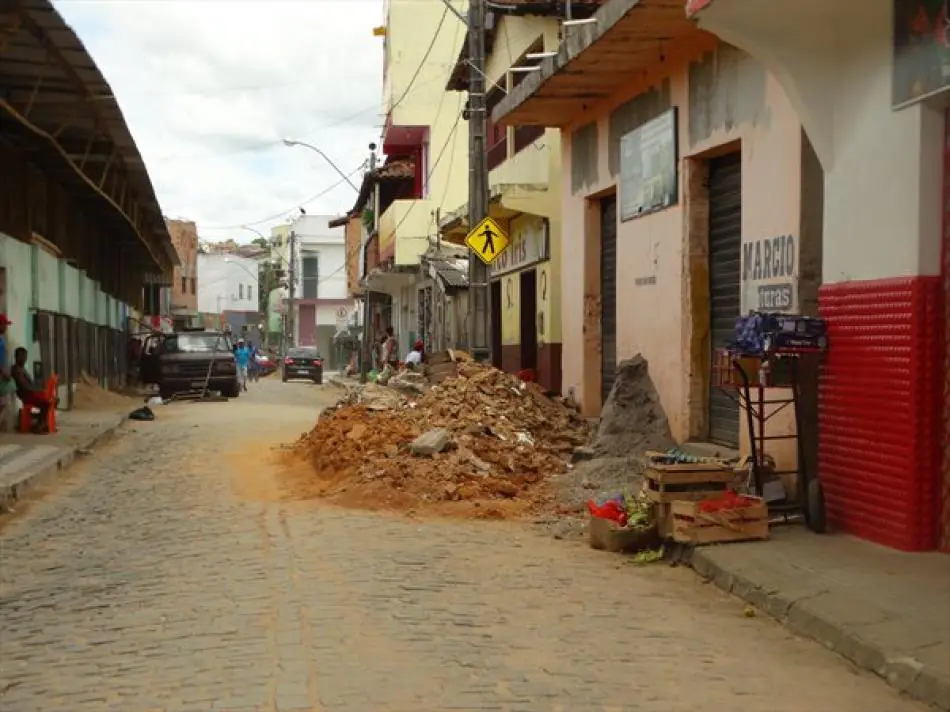 Serviço de recolhimento de entulhos será pago pelos moradores.