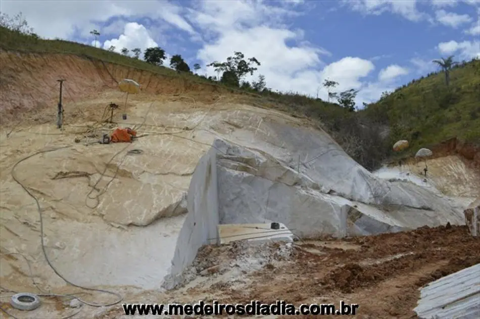 Mineradora Magnitos começa serviços de extração de granito em Itanhém.