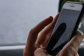 Golpe da “Mão Fantasma” faz vítima em Medeiros Neto: criminosos tomam controle do celular e zeram conta bancária via Pix