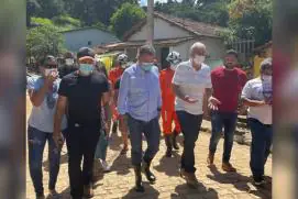 Governador e prefeito sobrevoam Medeiros Neto; cidade enfrenta problemas de abastecimento de água