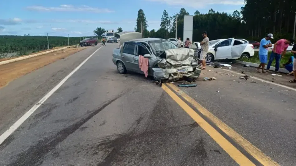 Grave acidente com três veículos deixa vários feridos na BR-101, em Teixeira de Freitas