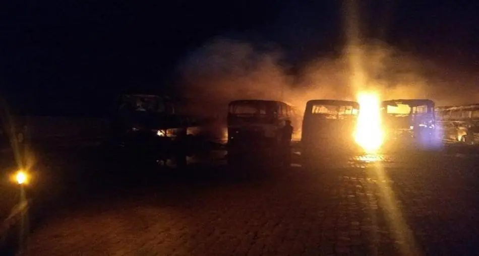 Homens encapuzados rendem vigilante e incendeiam ônibus em garagem de empresa na Bahia