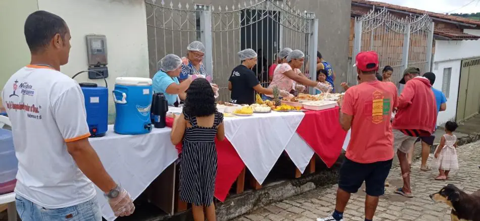 Igreja Wesleyana do Bairro Monte Santo realiza grande evento solidário em Itanhém. Centenas de pessoas foram beneficiadas