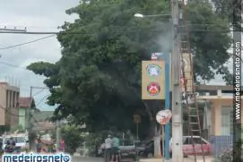 VÍDEO: Internauta flagra momento em que eletricista Jacson sofre descarga elétrica.