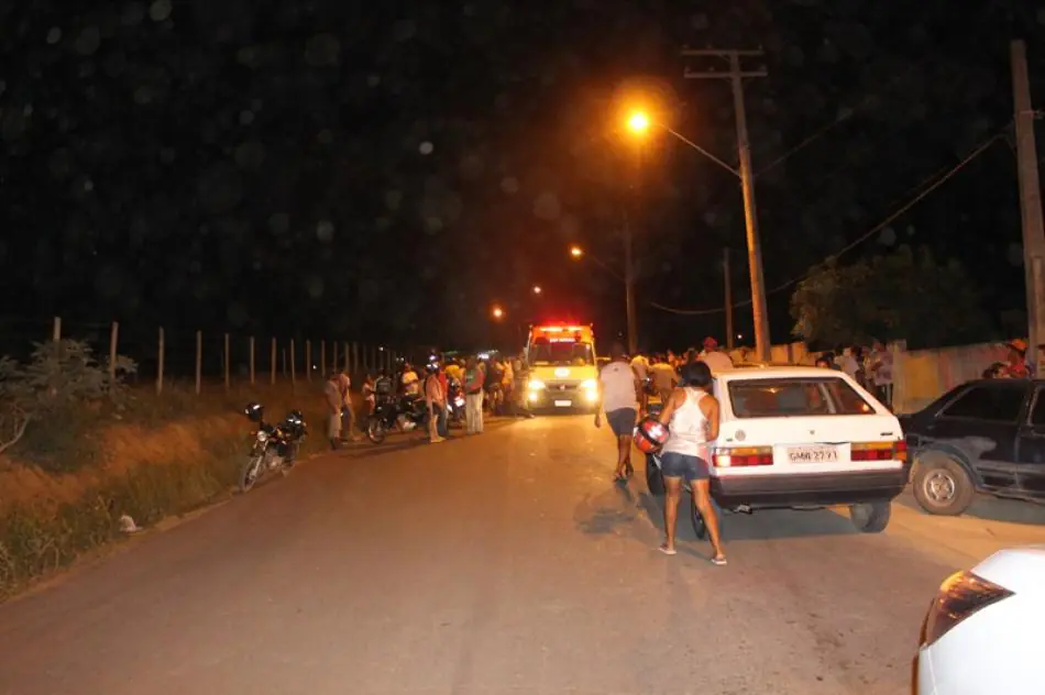 Acidente entre carro e moto deixa jovem ferida, em Medeiros Neto