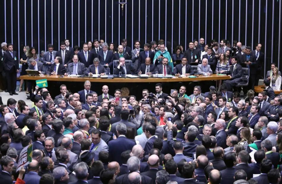 Deputados aprovam abertura de impeachment da presidente Dilma 