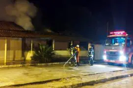Medeiros Neto: Bombeiros são acionados para controlar incêndio em casa durante a madrugada