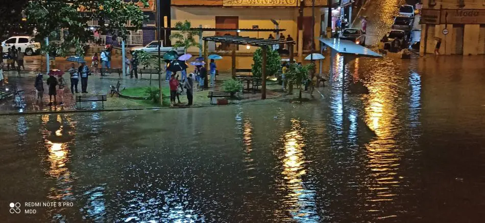 Medeiros Neto encara uma das maiores cheias dos rios que cortam a cidade; centro comercial está inundado