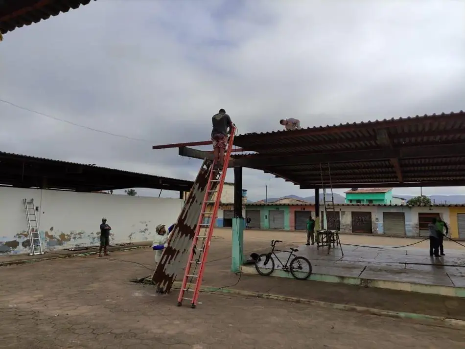 Mercado Municipal de Itanhém começa a ser demolido para dar início a uma estrutura moderna