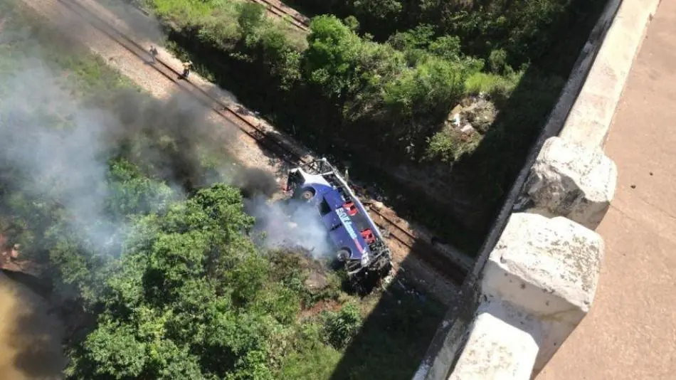 Sobe para 16 o número de mortos em acidente com ônibus em Minas