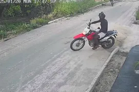 Motocicleta é furtada em frente à casa da vítima em Medeiros Neto; suspeitos seguiram rumo a Teixeira