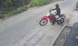 Motocicleta é furtada em frente à casa da vítima em Medeiros Neto; suspeitos seguiram rumo a Teixeira