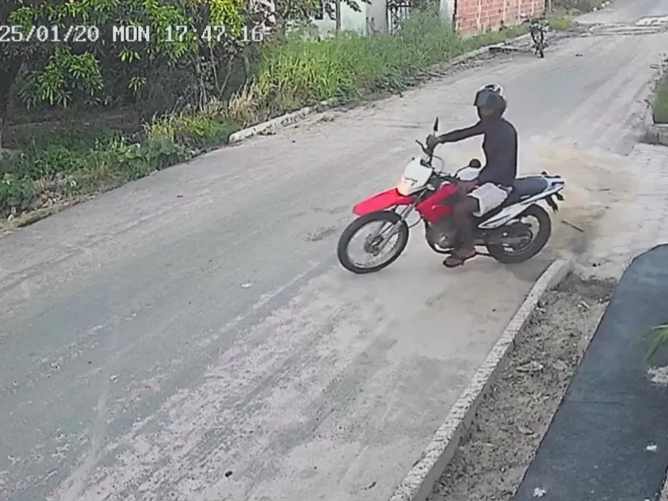 Motocicleta é furtada em frente à casa da vítima em Medeiros Neto; suspeitos seguiram rumo a Teixeira