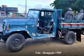 Motorista é flagrado pela PRF dirigindo caminhonete sentado em cadeira de bar