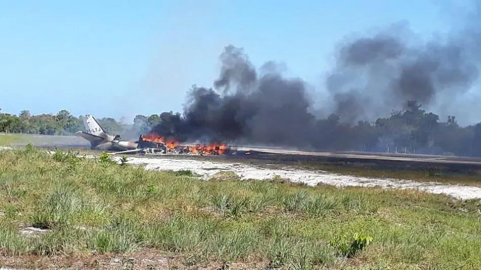 Mulher morre e 9 ficam feridos em queda de jatinho na Bahia