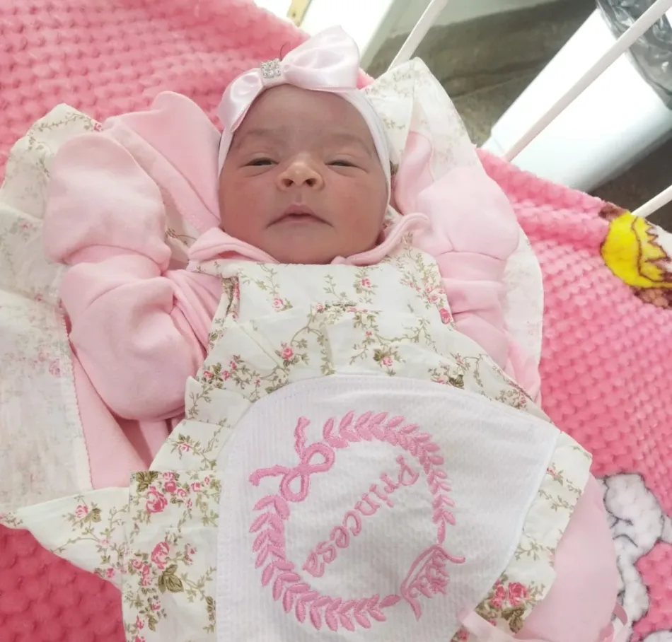 Nayume, a primeira bebê de 2024 em Medeiros Neto; a família é de Vila Mutum