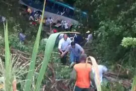 Acidente com ônibus da Plantar próximo a Rancho Alegre deixa um morto e 29 feridos.