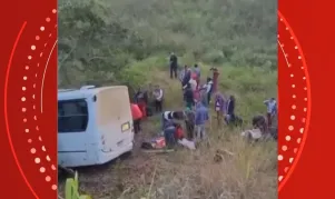 Ônibus que levava trabalhadores para colheita de café no ES cai em ribanceira e deixa 43 feridos