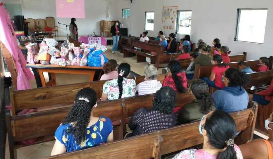 Outubro Rosa - Mulheres de Santa Rita do Planalto participam de palestras sobre cuidados e prevenção de doenças