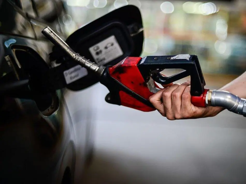 Para encher o tanque: Acelen anuncia redução da gasolina em 5,2%