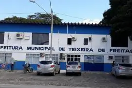 Para enxugar folha, prefeitura de Teixeira de Freitas demite servidores e cancela serviços
