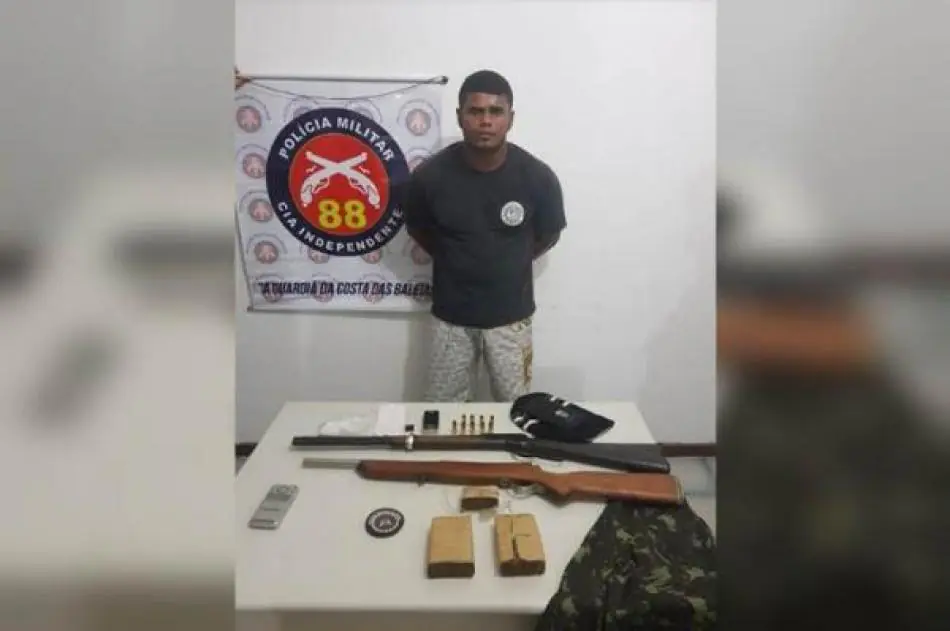 PETO prende traficante e apreende drogas, armas e munições