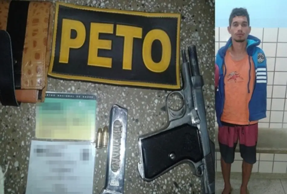 Homem é detido pelo PETO com pistola 765 no Castelinho em Teixeira de Freitas 