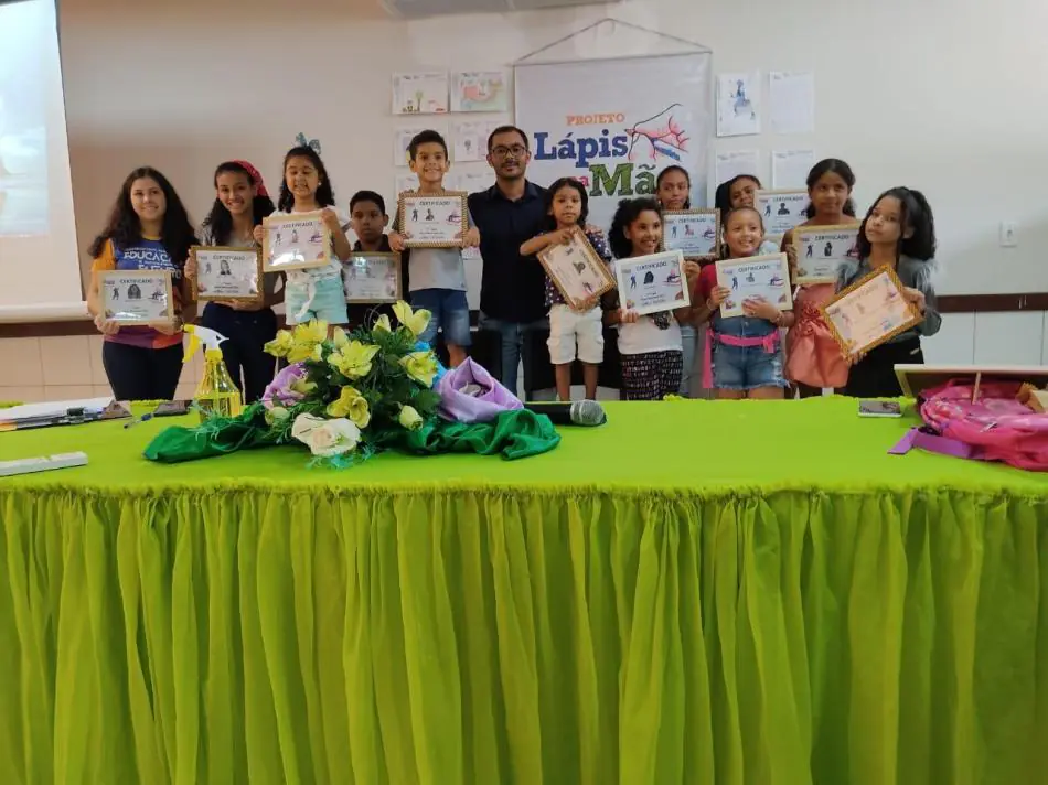 Prefeitura de Jucuruçu promove premiação dos alunos destaques no projeto “Lápis na Mão”. Prefeito Lili  comemora