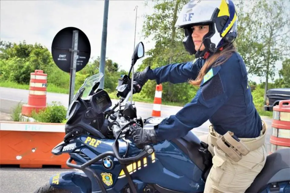 PRF da Bahia tem primeira policial mulher formada no Curso de Motociclista e Batedor do Exército Brasileiro