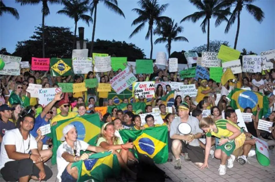 Brasileiros protestam contra Dilma em Miami, Orlando, Boston e New York.