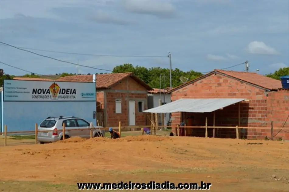 Itanhém. Começam as obras da nova quadra coberto do bairro Grinaldo Medeiros.