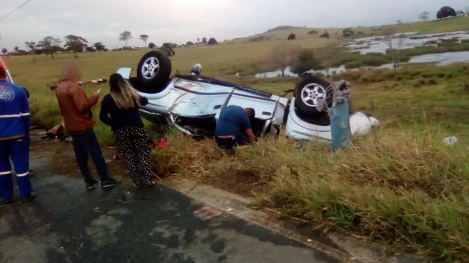 Quatro pessoas ficam feridas em acidente; carro se chocou contra poste em Lajedão