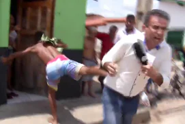 Repórter é agredido com 'voadora' durante gravação no Piauí; veja vídeo.