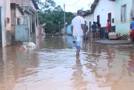 Revivendo pesadelo: moradores voltam a deixar suas casas com cheia do rio Água Fria, em Medeiros Neto