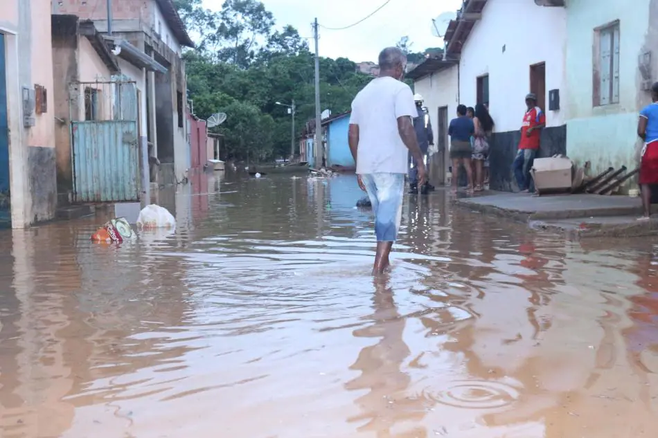 Revivendo pesadelo: moradores voltam a deixar suas casas com cheia do rio Água Fria, em Medeiros Neto