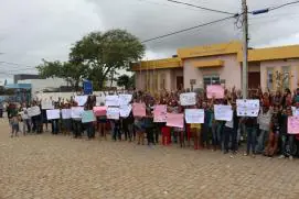  Eleitores protestam em frente ao Fórum de Medeiros Neto e cobram agilidade na apuração de supostas irregularidades nas eleições de Lajedão