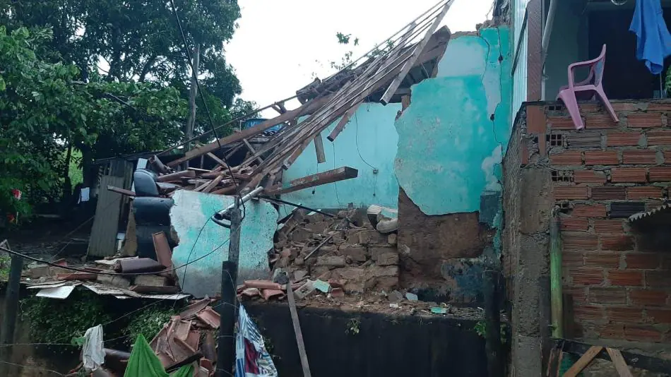 Tio e sobrinho ficam feridos após casa desabar durante temporal, em Medeiros Neto