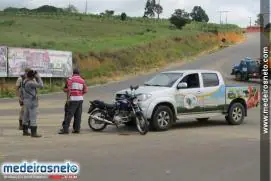 Trevo da Morte: Acidente entre moto e Hilux deixa mecânico da Autovel ferido.