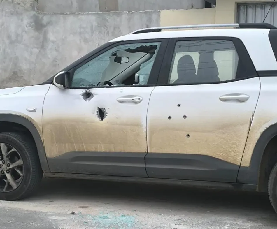 Veículo é alvejado por tiros durante a madrugada em Ibirapuã; Polícia Civil investiga o caso