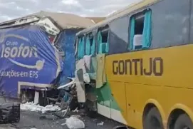 VÍDEO: batida frontal entre carreta e ônibus da Gontijo deixa mortos nesta manhã