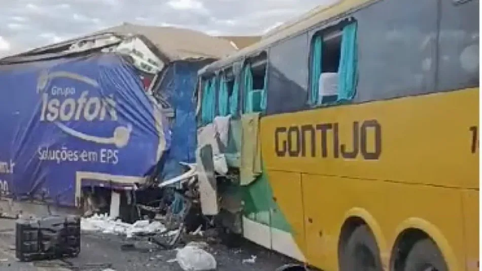 VÍDEO: batida frontal entre carreta e ônibus da Gontijo deixa mortos nesta manhã