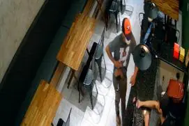 Vídeo: Jovem assalta lanchonete com simulacro de arma de fogo em Itanhém