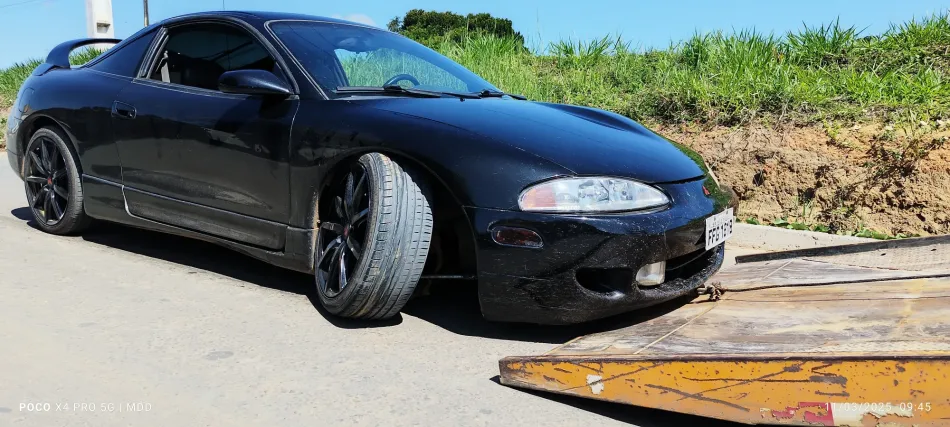 Vídeo: morador instala quebra-molas irregular e motorista sofre prejuízo em Medeiros Neto