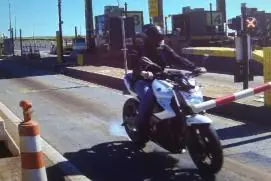 VÍDEO: Para ‘economizar’ R$ 8, motociclista fura pedágio, cai e toma prejuízo de R$ 3 mil